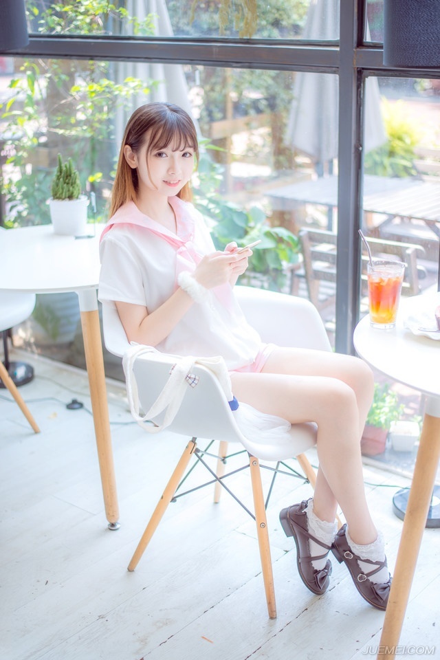 那段岁月，无论从何种角度读你，你都完美无缺，你所缺少的部分，也早已被我用想象的画笔填满。